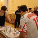    Олег вбрасывает    